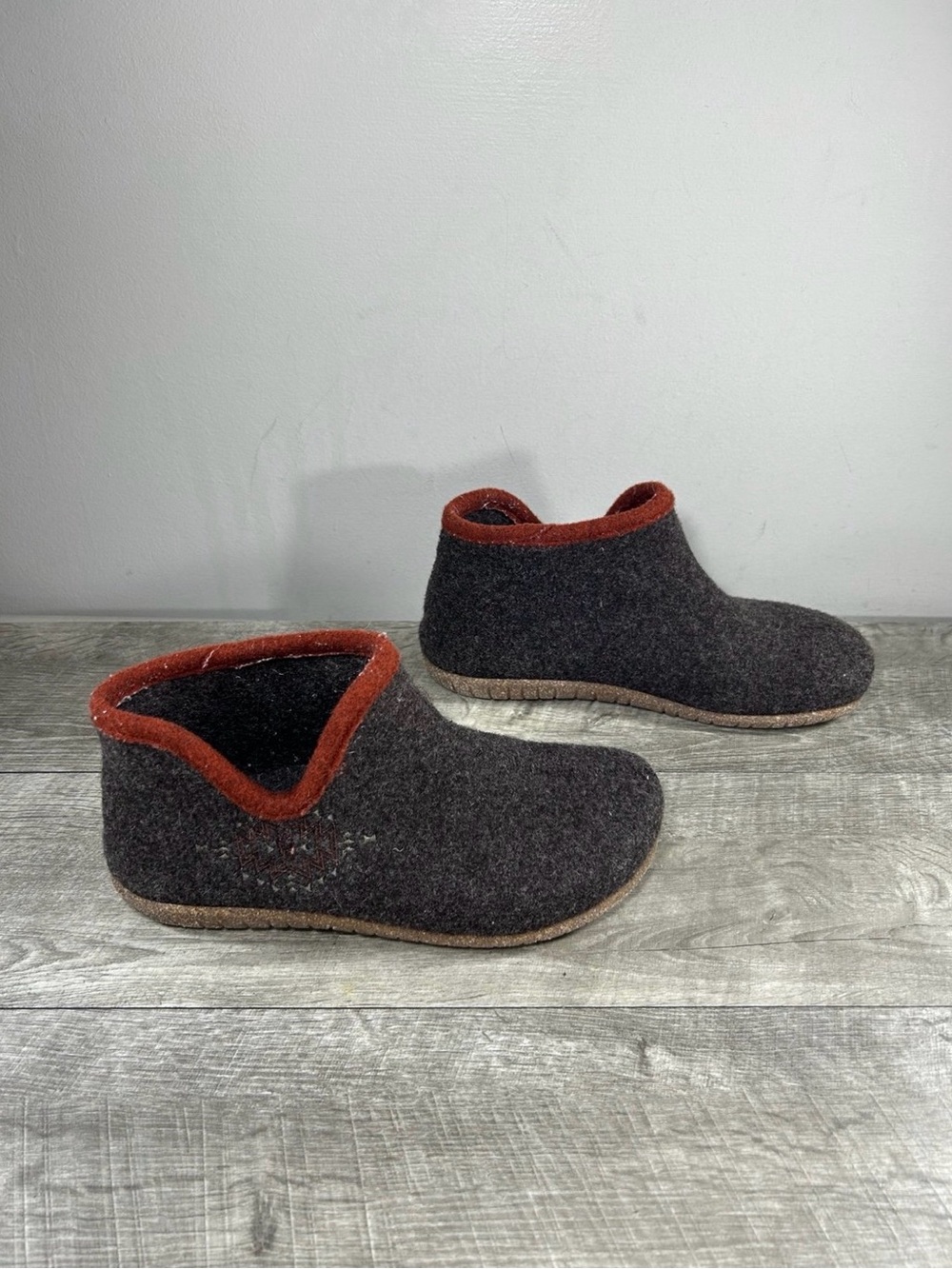 Taos Woolside Women’s Boiled Wool Slipper Gray Grizzly Slip On Boots Size 9